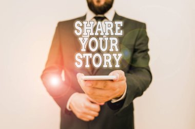 Hikayeni Paylaş 'ı gösteren metin işareti. Kavramsal fotoğraf, birinden hayatını yazmasını ister. Biyografi insan kıyafeti giyer. Akıllı teknoloji akıllı telefon kullan..