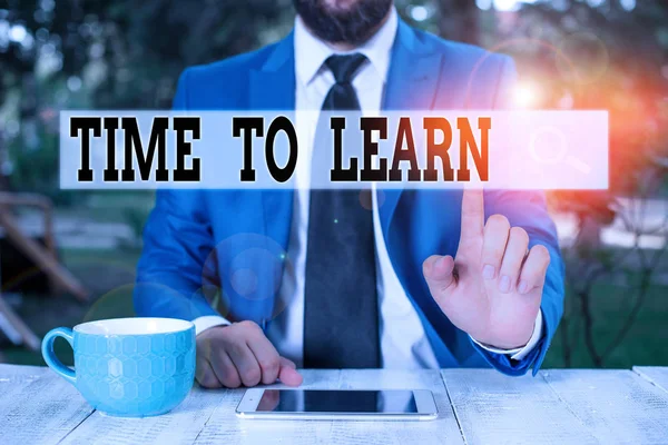 Tekstbord met tijd om te leren. Conceptuele foto Verkrijgen van nieuwe kennis of vaardigheid Educatieve of loopbaangroei Zakenman met wijzende vinger voor zich. — Stockfoto