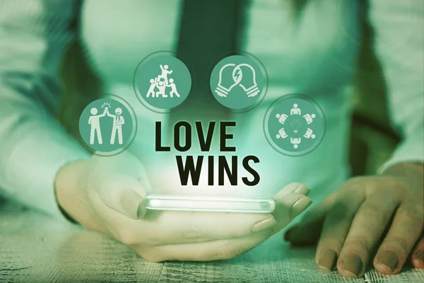 Parola scrittura testo L'amore vince. Business concept per celebrare o commemorare la vittoria dell'uguaglianza matrimoniale . — Foto Stock