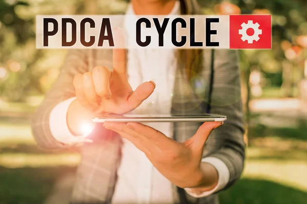 문자 표시는 pdca 사이클을 보여 줍니다. 개념 사진을 사용하여 프로세스 및 제품 야외 장면을 제어하고 개선하는 비즈니스 여성 터치 스크린으로 무릎 위에 개최. — 스톡 사진