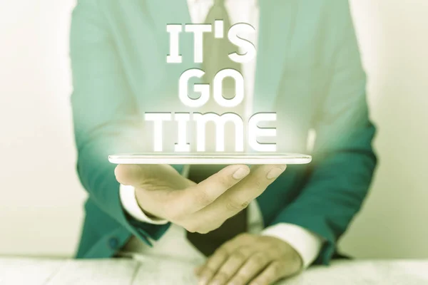 Signo de texto que muestra S Go Time. Foto conceptual Un período para llevar a cabo las tareas asignadas Lleve a cabo Empresario en suite azul con una corbata sostiene la falda en las manos . — Foto de Stock