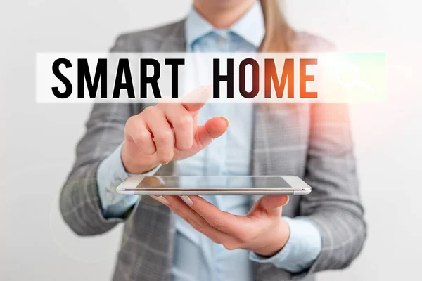 Textschreiben Smart Home. Geschäftskonzept für Automatisierungssysteme Steuerung Beleuchtung Klima-Entertainment-Systeme Geschäftskonzept mit Handy und Geschäftsfrau. — Stockfoto