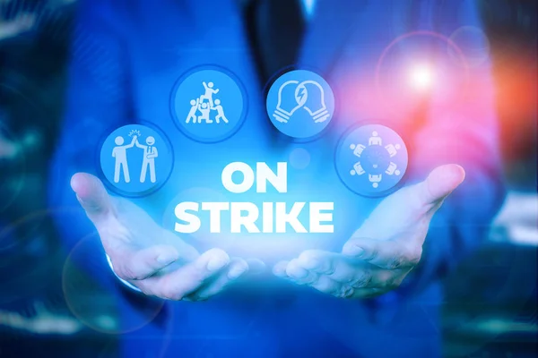 Señal de texto que muestra On Strike. Foto conceptual se niegan a seguir trabajando debido a una discusión con un empleador . — Foto de Stock