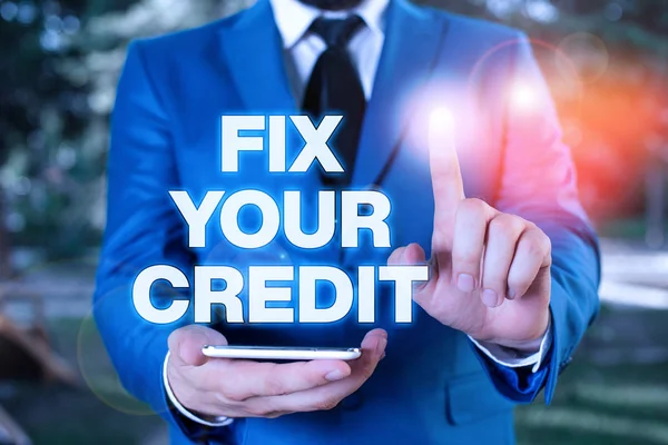 Ecriture conceptuelle montrant Fix Your Credit. Photo d'affaires montrant Gardez les soldes bas sur les cartes de crédit et autres crédits Homme d'affaires avec le doigt pointant devant lui . — Photo