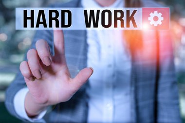 Çok Çalışma 'yı gösteren metin işareti. Kavramsal fotoğraf her zaman işe ve dayanıklılığa çok emek ve özen gösterir. Doğadaki iş kadını boş bir yeri işaret eder..