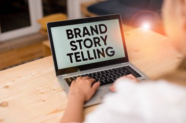 Brand Story Telling 'i gösteren bir mesaj. Bir Brand 'e Hayat Veren Kavramsal Fotoğraf İçerikli İçerik dizüstü bilgisayar bilgisayarlı akıllı telefon sabıka ofisi teknolojik cihazlar sağlıyor..