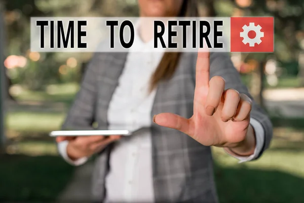 Escrevendo uma nota mostrando Time To Retire. Foto de negócios mostrando Take the pensioner status stop working in elderly old enough Cena ao ar livre com mulher de negócios segura lap top com tela sensível ao toque . — Fotografia de Stock