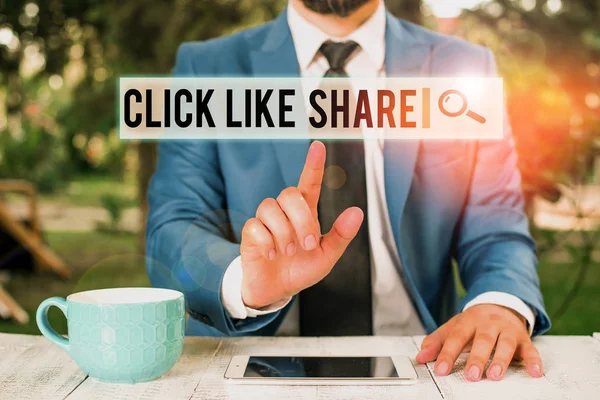 Ruční psaní textu Klepněte na tlačítko Jako sdílení. Koncept znamená sdílení internetu po on-line sítě médií Podnikatel s ukazováčkem před sebou. — Stock fotografie