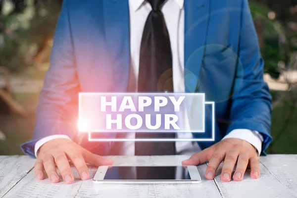 A escrever um bilhete a mostrar Happy Hour. Foto de negócios mostrando quando as bebidas são vendidas a preços reduzidos em um bar ou restaurante Empresário em suíte azul com gravata segura regata em mãos . — Fotografia de Stock