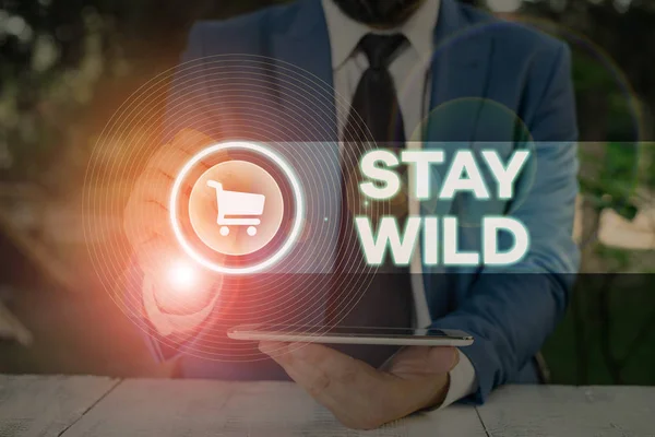 Texto de escritura de palabras Stay Wild. Concepto de negocio para seguir siendo tú y hacer lo que estás haciendo Nunca quiero cambiar . — Foto de Stock