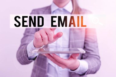 Kelime yazma metni E- posta gönder. İnternet üzerinden mesaj göndermek için bilgisayar kullanan sistem için iş konsepti cep telefonu ve iş kadınlarıyla iş dünyası konsepti.