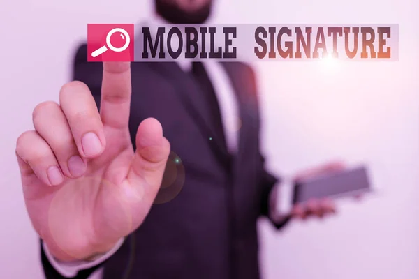 Schrijfbriefje met Mobile Signature. Zakelijke foto presentatie van digitale handtekening gegenereerd op een mobiele telefoon Mannelijke menselijke dragen formele werkpak hold hi tech smartphone gebruik de hand. — Stockfoto