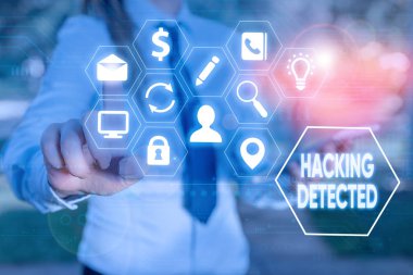 Hacking 'in tespit edildiğini gösteren not yazılıyor. İş fotoğrafı gösterimi verilerin varlığını veya yetkisiz erişimini tanımlar.