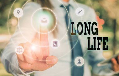 Long Life 'ı gösteren bir not yazıyorum. İş fotoğrafı sergisi, aynı türden çalışmalara daha uzun süre devam edebilir..