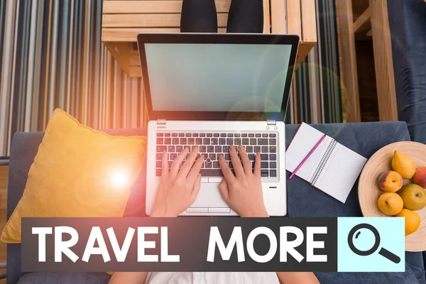 Tekstbord met Travel More erop. Conceptuele foto Om een reis te maken vaak vooral op lange afstand reis vrouw laptop computer kantoor levert technologische apparaten binnen huis. — Stockfoto