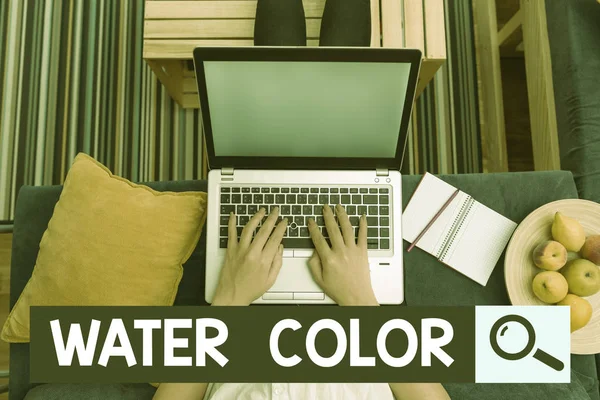 Πινακίδα κειμένου που δείχνει χρώμα νερού. Εννοιολογική φωτογραφία υδατοδιαλυτό συνδετικό υλικό, όπως αραβικό κόμμι και αραιωμένο με νερό γυναίκα φορητό υπολογιστή γραφείο παρέχει τεχνολογικές συσκευές μέσα στο σπίτι. — Φωτογραφία Αρχείου