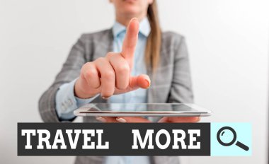 Travel More 'u gösteren bir not yazıyorum. İş fotoğrafçılığı, özellikle iş kadınlarıyla uzun mesafeli iş seyahatlerinde sık sık seyahat etmek için..