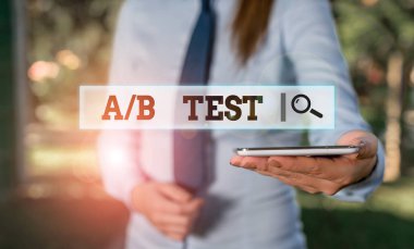 A ya da B testini gösteren not yazıyorum. Tüketicilerin ürünler arasında beceriyi tercih ettiklerini belirlemek için iş fotoğrafı tanıtım testi..