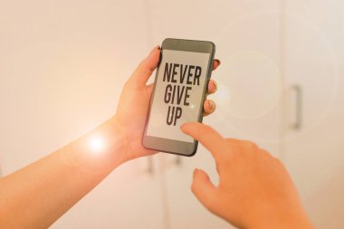 Kelime yazma metni asla pes etme. İş konsepti, başarılı olana kadar denemeye devam edin. Hayallerinizin peşinden gidin. Kadın akıllı telefon bürosunu kullanarak ev içindeki teknolojik cihazları kullanın..