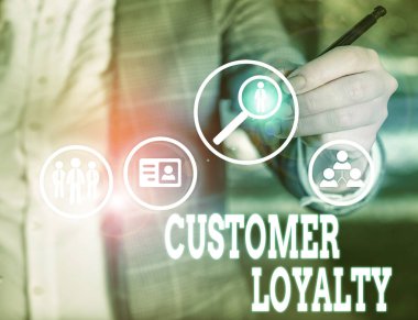 Müşteri Sadakatini gösteren kavramsal el yazısı. Ticari fotoğraf sergisi müşterileri, şirketlerin ürün veya hizmetlerine adanmıştır..