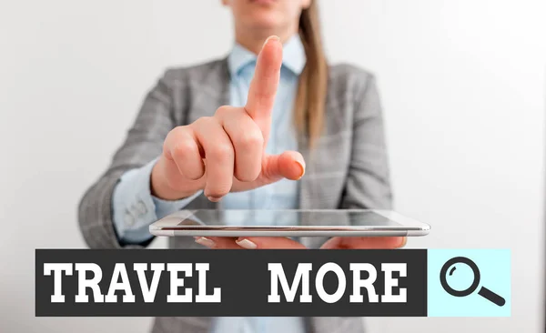 Schrijfbriefje met Travel More erop. Zakelijke foto showcasing Om een reis te maken vaak vooral op lange afstand reis Digitaal business concept met zakenvrouw. — Stockfoto