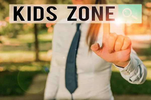 Piszę notatkę z Kids Zone. Business photo showcasing Obszar lub region zaprojektowany, aby umożliwić dzieciom bawić się i cieszyć Przystojny biznes girl wskazując palcem w pustą przestrzeń. — Zdjęcie stockowe