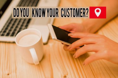 Kelime yazma metni Müşteri Sorunuzu Tanıyor musunuz? Hizmet için iş konsepti ilgili bilgili müşterileri tanımlamak için dizüstü bilgisayarlı akıllı telefon kupa ofisi teknolojik cihazlar sağlar