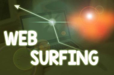 Web sörfünü gösteren bir not yazıyorum. İnternet sayfasında sayfa sayfa atlama ya da gezinme iş fotoğrafı gösterimi.