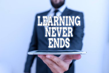 Kelime yazma metni öğrenme asla bitmez. Yaşam Boyu Eğitim ve Sağlık Fırsatları için iş konsepti. Erkek giyimi resmi iş elbisesi. Akıllı yüksek teknoloji akıllı telefon kullan..