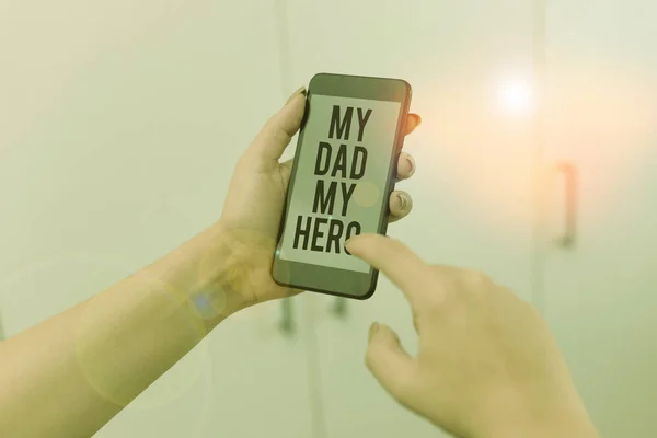 Słowo pisanie tekstu Mój tata Mój bohater. Biznes koncepcja podziwu dla ojca miłość uczucia komplement kobieta za pomocą smartfona biuro dostarcza urządzenia technologiczne wewnątrz domu. — Zdjęcie stockowe