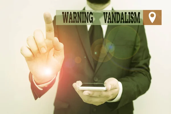 Uyarı Vandalizmini gösteren bir not yazıyorum. İş fotoğraflarında kamu malına veya özel mülke zarar verme resmi iş elbisesi giyiliyor. Akıllı telefon kullanılıyor.. — Stok fotoğraf