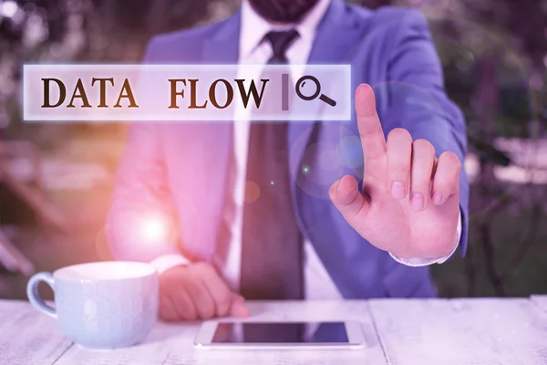 Data Flow 'u gösteren kavramsal el yazısı. İş fotoğrafı, yazılım işadamlarından oluşan bir sistem üzerinden veri hareketine mesaj gönderiyor.. — Stok fotoğraf