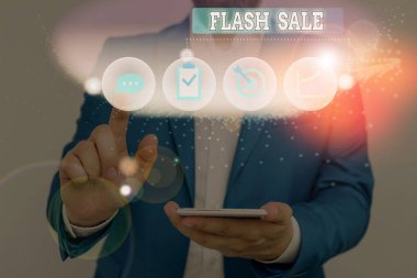 Flash Sale 'i gösteren mesaj tabelası. Kavramsal fotoğraf, malların kısa bir sürede çok düşük fiyatlara satılması..