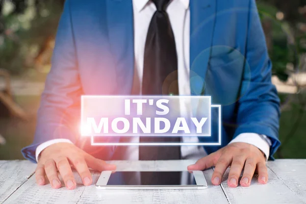 Schrijfbriefje waarop staat dat het maandag is. Zakelijke foto presentatie verwelkomen de eerste dag van de week met positieve vooruitzichten Zakenman in blauwe suite met een stropdas houdt lap top in handen. — Stockfoto