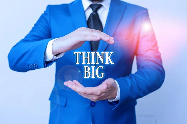 「 Think Big 」を示す概念的な手書き。展示会ビジネス写真自分自身や準備のための何か高い値のために計画するにはテーブルの前に男。テーブルの上の携帯電話とメモ. — ストック写真