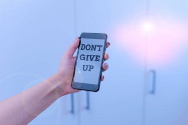 Don T Pes 'i gösteren bir not yazıyorum. İş fotoğrafı gösterimi Kararlı Azim Evde akıllı telefon ve teknolojik cihazlar kullanarak kendine inanmaya devam et.