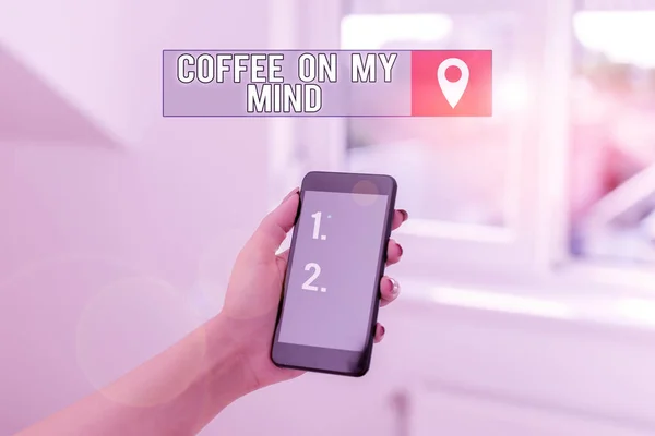 Textový nápis "Coffee On My Mind". Konceptuální foto Závislost na kávě Starbucks Přemýšlení o přestávce žena pomocí smartphone kancelář dodává technologická zařízení uvnitř domu. — Stock fotografie