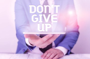 Mesaj işareti Don 't Give' i gösteriyor. Kavramsal fotoğraf Kararlı Kararlı Kararlı Kendine İnanmaya Devam Ediyor Mavi süitte kravatlı bir iş adamı dizüstü bilgisayarını elinde tutuyor.