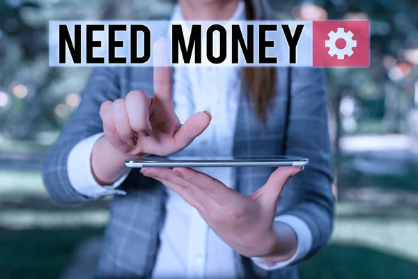 Σημάδι κειμένου που δείχνει το Need Money. Εννοιολογική φωτογραφία απαιτούν οικονομική βοήθεια για τη διατήρηση των δαπανών ή προσπάθειαΕξωτερική σκηνή με την επιχειρηματική γυναίκα κατέχει κορυφή αγκαλιά με οθόνη αφής. — Φωτογραφία Αρχείου