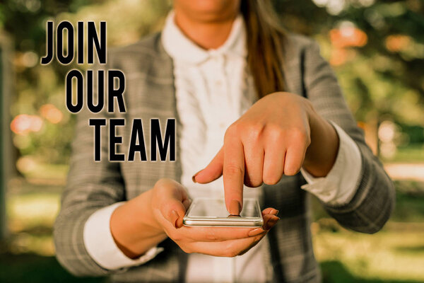 Присоединяйтесь к нашей команде. Бизнес-концепция найма вакансий Huanalysis resource recruitment Manpower hunt Женщина в серых апартаментах держит мобильный телефон
.