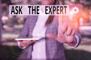 Ask The Expert 'ı gösteren bir not yazıyorum. İş fotoğrafçılığı, profesyonel danışmanlık için dış mekâna yardım talep eden iş kadını bilgisayarında dokunmatik ekran tutuyor.