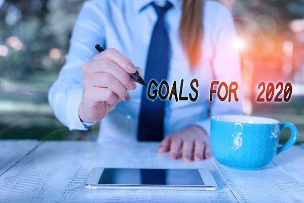 Concepto de negocio para las siguientes cosas que desea tener y lograr en 2020 Mujer de negocios sentada junto a la mesa con una taza de café y teléfono móvil . — Foto de Stock