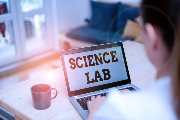 Escribiendo nota mostrando Science Lab. Foto de negocios mostrando instalaciones especiales donde se realizan experimentos y con el equipo de la mujer portátil oficina suministros de dispositivos tecnológicos dentro del hogar . —  Fotos de Stock