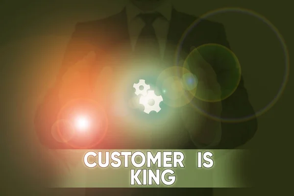 Word pisanie tekstu klient jest królem. Koncepcja biznesowa służyć uważnie i prawidłowo dostarczać potrzeb pilnie. — Zdjęcie stockowe