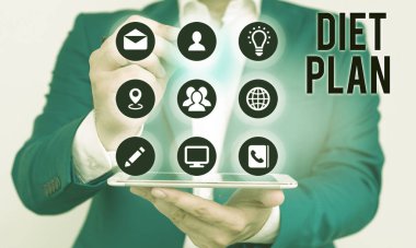 Diyet Planı 'nı gösteren bir not yazıyorum. Sağlıklı beslenme alışkanlığı yapmak ya da başarmak için iş fotoğrafı gösterimi.