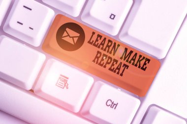 Kelime yazma metni Öğren Tekrar Et. Bunu yaptığınızda hızlı öğrenen hataları düzeltir beyaz arkaplan anahtar alanının üzerinde boş not kağıdı olan beyaz pc klavye.