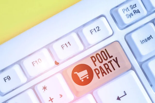 Conceptuele handschrift toont Pool Party. Zakelijke foto showcasing feest dat activiteiten in een zwembad omvat Witte pc toetsenbord met nota papier boven de witte achtergrond. — Stockfoto