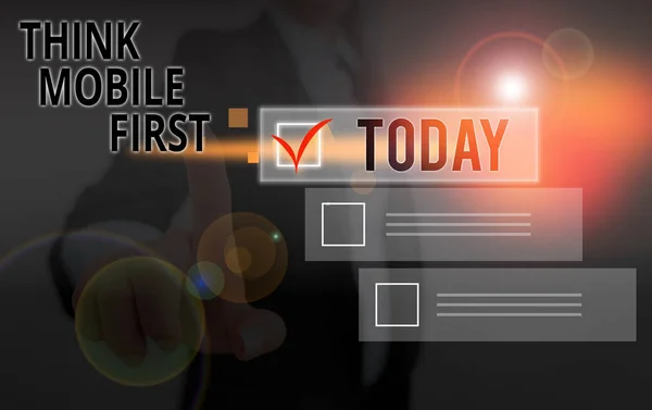 Schrijfbriefje met Think Mobile First erop. Zakelijke foto presentatie Easy Handheld Device Toegankelijke Inhoud 24 of 7 Handig. — Stockfoto