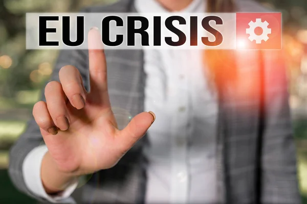 Az üzenet Eu Crisis-t mutat. Koncepcionális fotó eurozóna állam képtelen visszafizetni vagy refinanszírozni az államadósság Üzleti nő a természetben rámutatva az ujját az üres térben. — Stock Fotó
