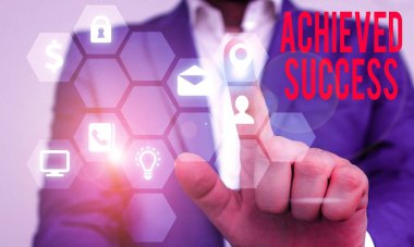 Metin işareti Başarı Gösteriyor. Kavramsal fotoğraf istenilen vizyonlara ve planlanan hedeflere ulaşılmasıdır..